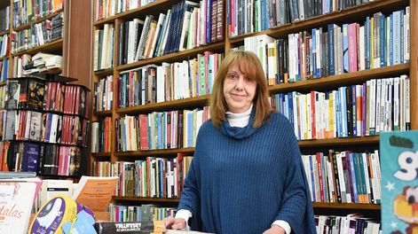 Pilar Garcia Santos en la libreria familiar que ya tiene 80 años en la provincia. Foto: Mariana Villa / Los Andes