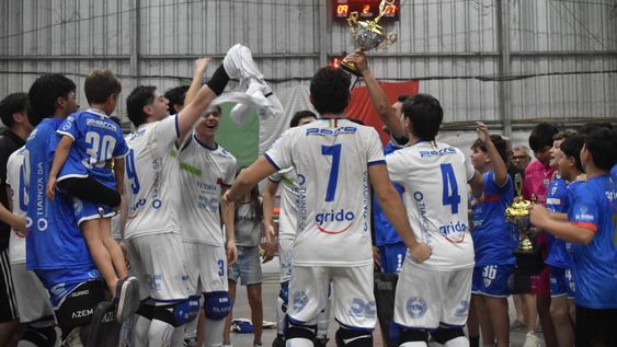 hockey patin: casa de italia festeja un nuevo campeonato con un plantel muy joven