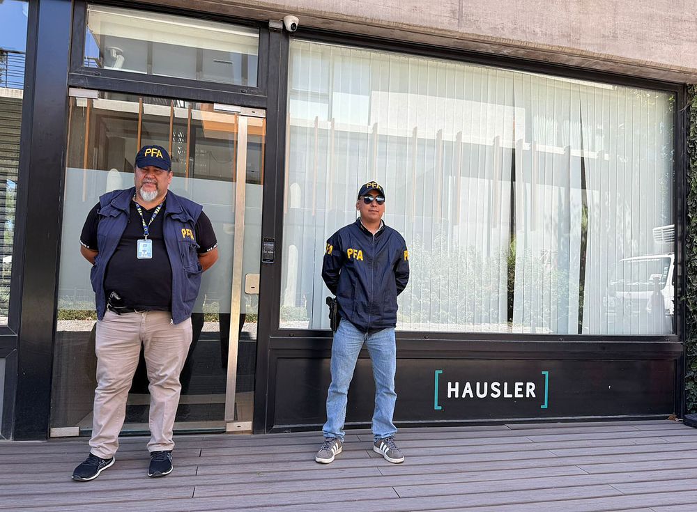 La Policía Federal realizó hoy unos 30 allanamientos en simultáneo, en el marco de la causa que se investiga por presunto lavado de dinero vinculado a la empresa Sur Finanzas, cuyo titular sería Ariel Vallejo, más allá de que la firma figura a nombre de su madre.