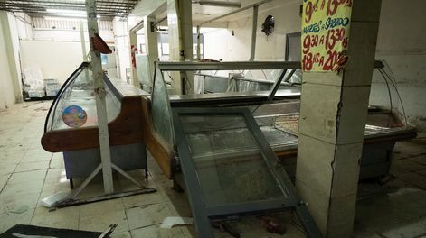 Un grupo de personas intentó saquear un supermercado Atomo de la calle Independencia y Laprida de Las Heras durante la tarde, pero la Policía logró detenerlos a tiempo. Sin embargo, se dispersaron y comenzaron a robar en negocios de la zona causando daños en vidrieras y saqueando a pequeños comercios.Foto: Ignacio Blanco / Los Andes