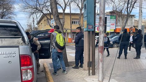 Los Andes | Los sujetos detenidos con dinero falso en San Martín. / Gentileza Ministerio de Seguridad.