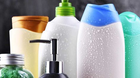 Reciclaje de envases de shampoo vacíos.