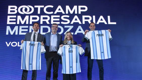 Matías Díaz Telli, presidente de la Unión Industrial de Mendoza; Martín Rappallini, presidente de la Unión Industrial Argentina; Georgina Riveros, presidenta de la Unión Industrial Joven de Mendoza; y Mauricio Badaloni, director del Grupo Andesmar y directivo de la UIM, durante el exitoso inicio del Bootcamp Empresarial 2026 en el Sheraton Mendoza.