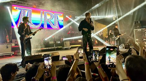 La musicalidad de Turf volvió a desplegarse con equilibrio y potencia, combinando arreglos clásicos y energía contemporánea.