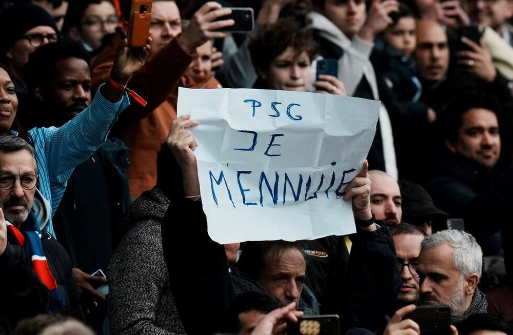 PSG estoy aburrido reza el cartel de uh hincha francés./AP