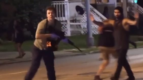 Aterrador video: un joven de 17 años “pro-policía” mató a dos manifestantes en Wisconsin