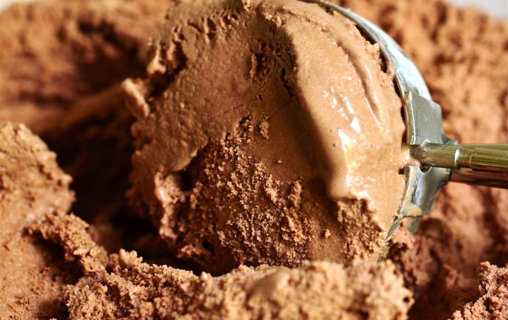 La clave de esta receta está en el batido lento y el enfriado controlado, que ayudan a mantener el helado aireado y parejo.