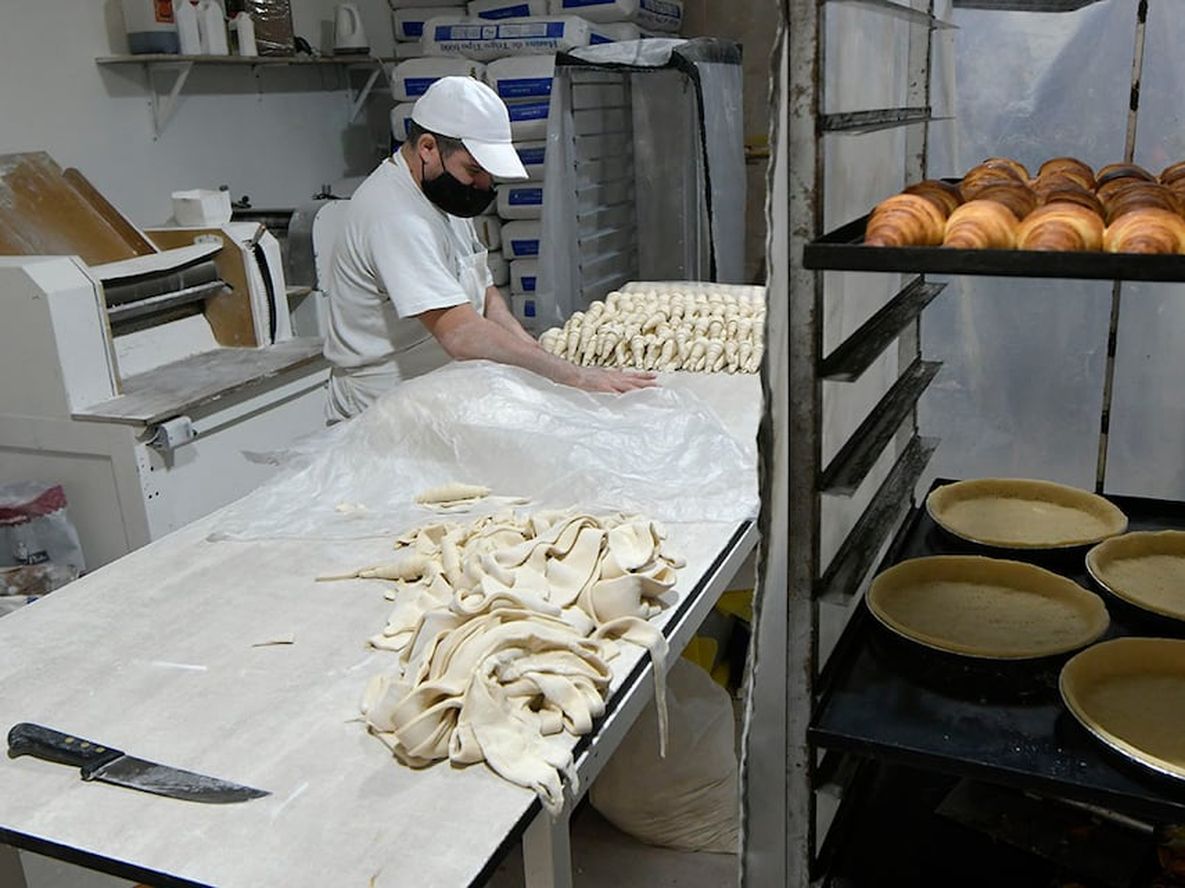 El rubro de los panaderos es uno de los que enfrenta serias dificultades para hacerse de los insumos básicos para elaborar. Foto Orlando Pelichotti/ Los Andes / Archivo.
