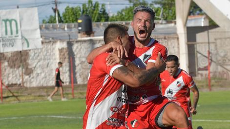 El Cruzado juega en su estadio ante Sarmiento de Resistencia. De ganar, habría logrado el ascenso a la Primera Nacional. / Orlando Pelichotti (Los Andes).