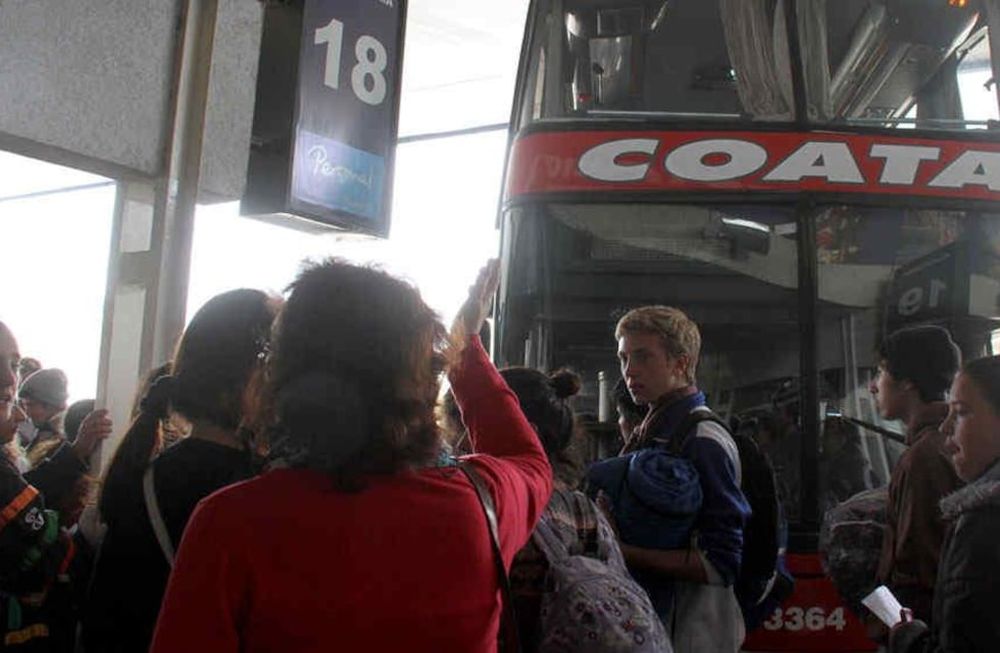 Un ómnibus rompió una rueda en plena ruta, el chófer continuó el viaje en otra unidad pero se olvidó a 18 pasajeros. / Imagen ilustrativa / Foto: La Voz