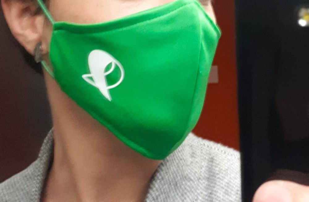 Una mujer fue golpeada por otras por llevar un tapabocas del aborto legal cuando iba en un colectivo.