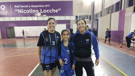 Mónica Barón, Estefanía Yuma Barón y Milagros Calderón Yuma, abuela, madre e hija que hacen historia en Alianza.