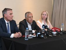 Alfredo Cornejo habló del turismo en la conferencia posterior al Foro de Inversiones, junto a la vicegobernadora Hebe Casado y el presidente del CEM, Martín Clement.