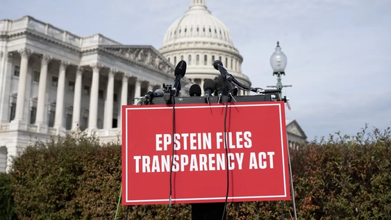 Fotografía de un cartel este martes exigiendo transparencia frente al caso Jeffrey Epstein en el Capitolio de Estados Unidos.&nbsp;