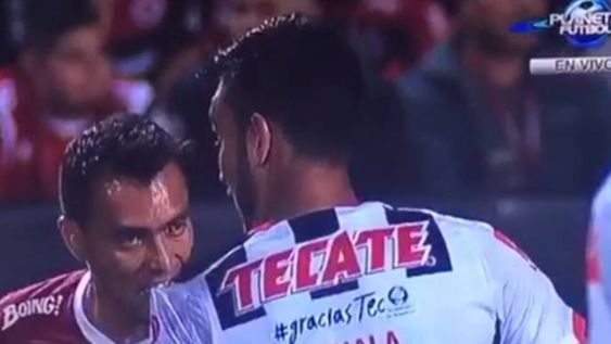 A Luis Suárez le salió un competidor: un futbolista mordió a otro