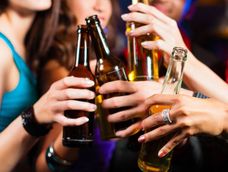 Mezcla de sustancias: la advertencia sobre el riesgo oculto de la moda instalada en salidas y reuniones.