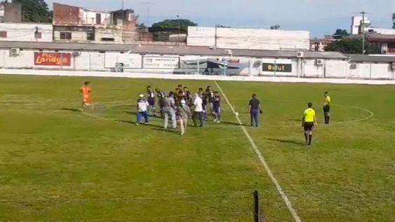 El partido de fútbol donde robaron el celular mientras transmitía en vivo.