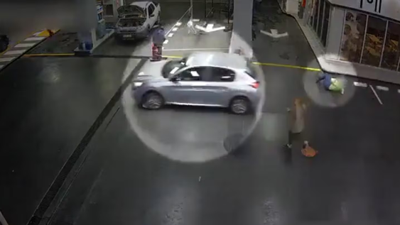 Un hombre se escapó sin pagar de una estación de servicio, atropelló a dos mujeres y fue detenido.