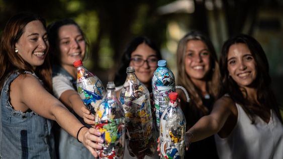 Botellas de amor: la iniciativa que recicla plástico y colabora con el medio ambiente