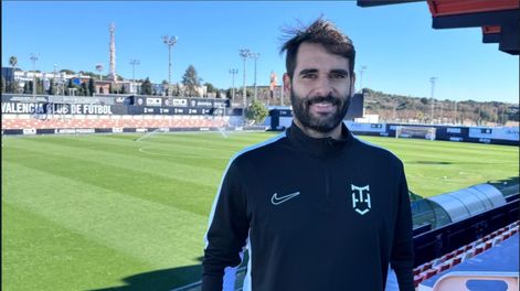 El empresario mendocino de 32 años en la cancha del Valencia FC, en el club español juga la defensora mendocina Anela Nigito.