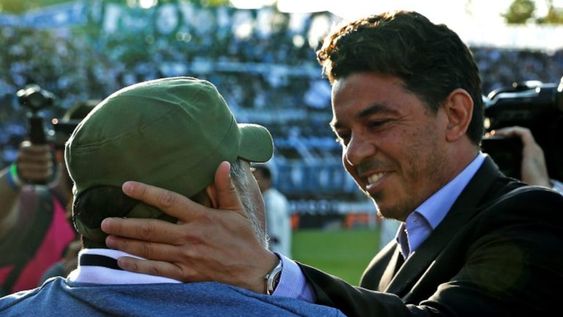 Diego Maradona y Marcelo Gallardo cuando se enfrentaron el torneo pasado, Gimnasia y River.