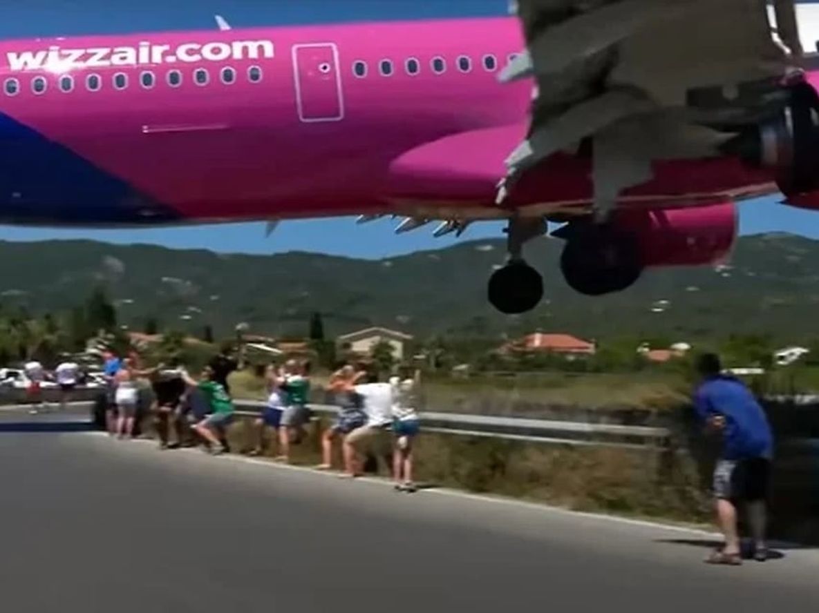 El avión de la low cost Wizz Air aterrizó en la isla griega el 5 de agosto. Foto: Web