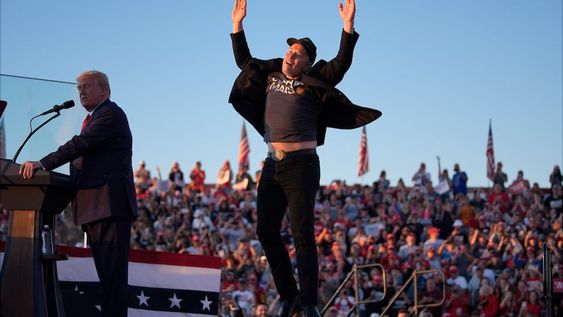 Elon Musk salta en el escenario mientras el candidato presidencial republicano y expresidente, Donald Trump, habla en un mitin de campaña en la Feria Agrícola de Butler, el sábado 5 de octubre de 2024, en Butler, Pensilvania. (AP Photo/Evan Vucci)