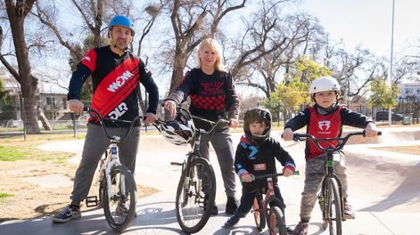 Los Andes | Liliana, su hijo Damián y sus nietos Gregorio y Clemente representan las tres generaciones que siguen con pasión el ciclismo. | Foto: Ignacio Blanco / Los Andes