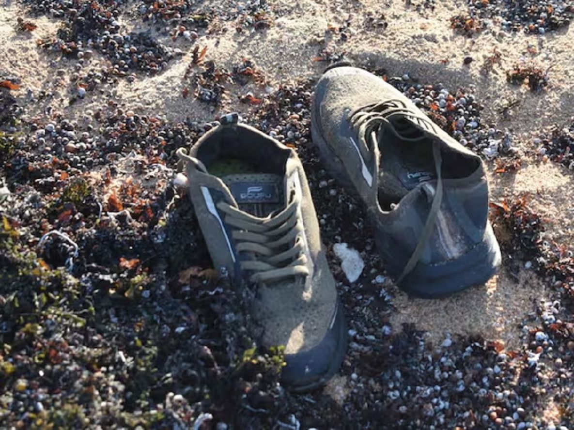 Un par de zapatos de uno de los migrantes de la embarcación siniestrada entre Yibuti y Yemen, cerca del puerto de Obock, Djibouti, en una fotografía del sábado 10 de octubre