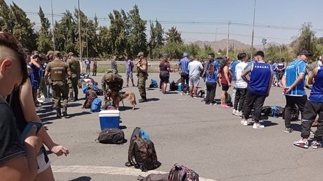 El destrato de Carabineros con los hinchas tombinos al llegar a Chile. Foto: Los Andes