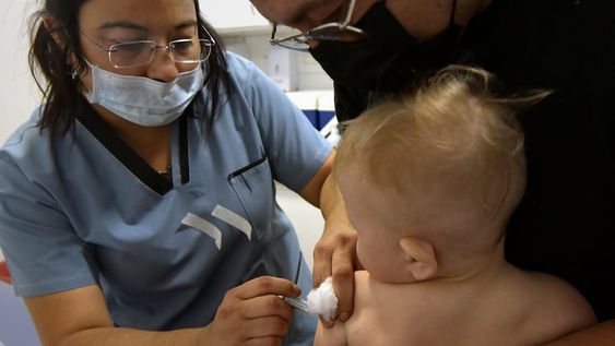 04 de abril  2022 SociedadPlan Nacional de VacunaciónComenzó hoy la primera vacunación antigripal que llegó en las últimas horas a la provincia de Mendoza, de un total de 28 mil dosis, serán destinadas, a partir de hoy, a los niños sanos de entre 6 y 24 meses, en el Hospital Humberto NottiFoto: Orlando Pelichotti / Los Andes