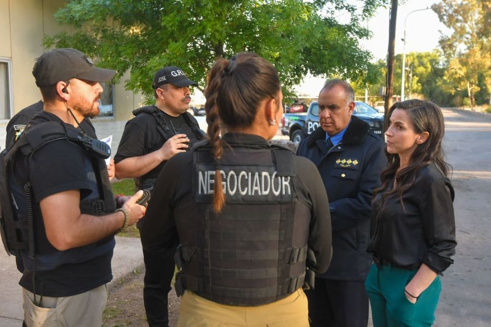 la negociadora del GRIS Rocío Conti ( de espalda) junto a autoridades del Ministerio de Seguridad y Justicia. Gentileza Gobierno de Mendoza.
