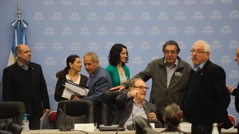Los Andes | El diputado Carlos Heller en la Comisión de Presupuesto y Hacienda, durante el debate sobre la eliminación del impuesto a las Ganancias (Foto: Federico López Claro)