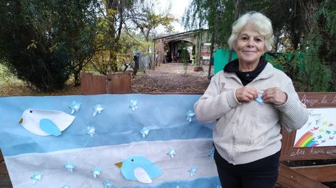 Vive en Rincón del Atuel y hoy 20 de junio saldrá con sus nietos a repartir distintivos celestes y blancos entre sus vecinos.