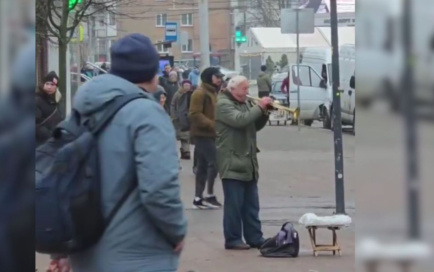 El inesperado compañero de un músico callejero que tocaba su trompeta.