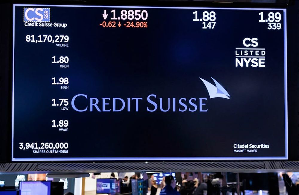 New York (United States), 15/03/2023.- A screen displays information about Credit Suisse bank on the floor of the New York Stock Exchange in New York, New York, USA, on 15 March 2023. Shares in the Swiss based lender reached an all time low after its main backer, Saudi National Bank would not provide further assistance. (Estados Unidos, Nueva York) EFE/EPA/JUSTIN LANE