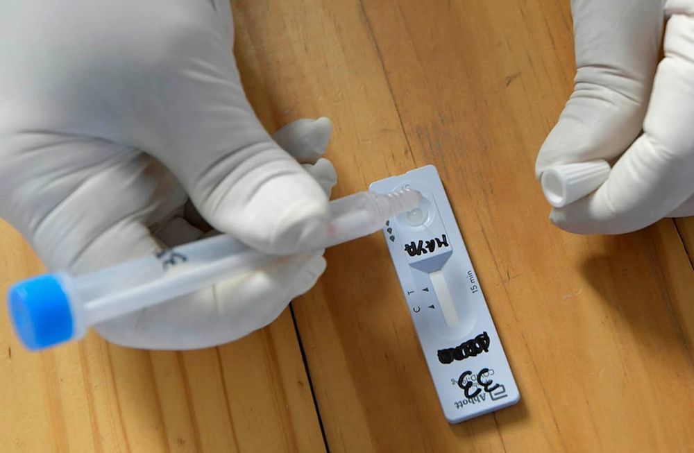 Mendoza 25 de mayo de 2021  SociedadContinuan los testeos rápidos de Covid 19, en los puestos sanitarios móviles ubicados en  Barrio Flor de Cuyo de Godoy Cruz.Aumenta el número de casos positivos de Coronaviurs.Foto: Orlando Pelichotti / Los Andes