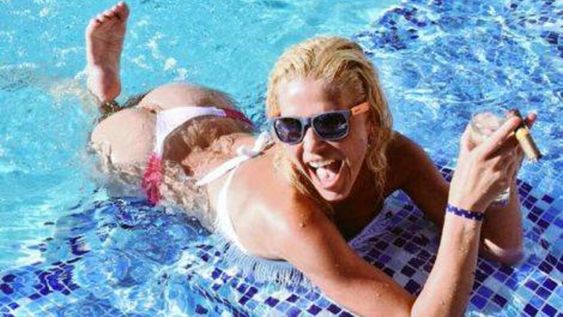 A Nazarena Vélez le volvió la sonrisa: enamorada y en topless en el Caribe