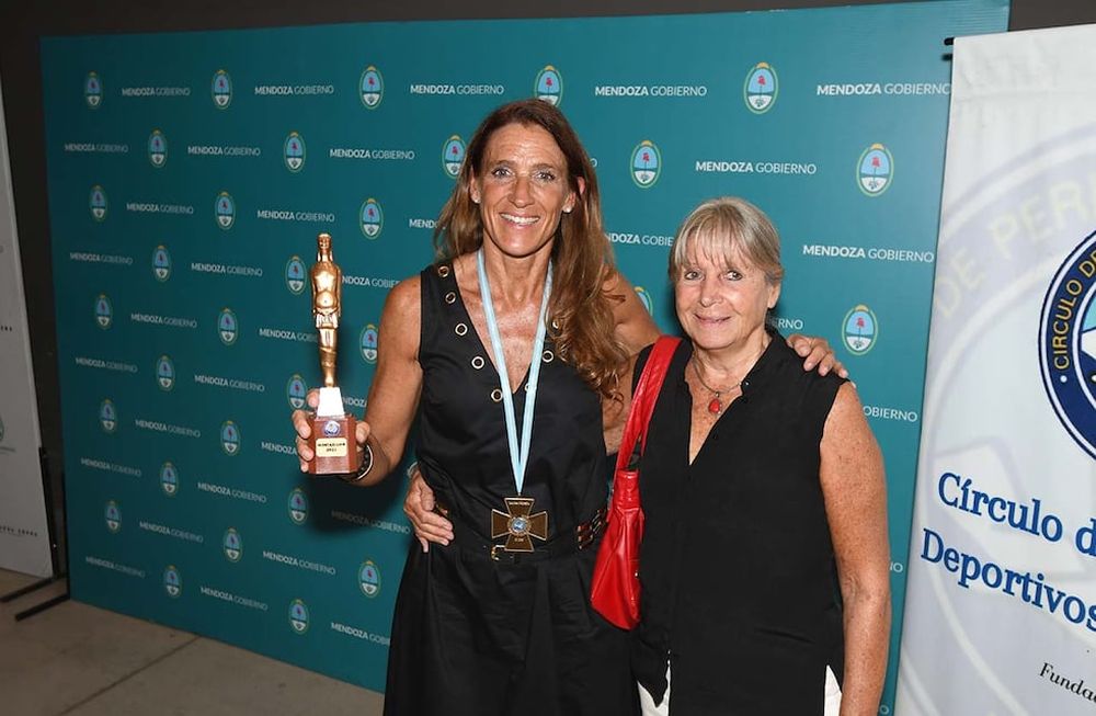 Premios Huarpes, reconocimiento a deportistas de MendozaLaura Horta, Montañismo, se quedó con la Cruz al MéritoLaura junto a su madre Maria Teresa GinerFoto:José Gutierrez / Los Andes