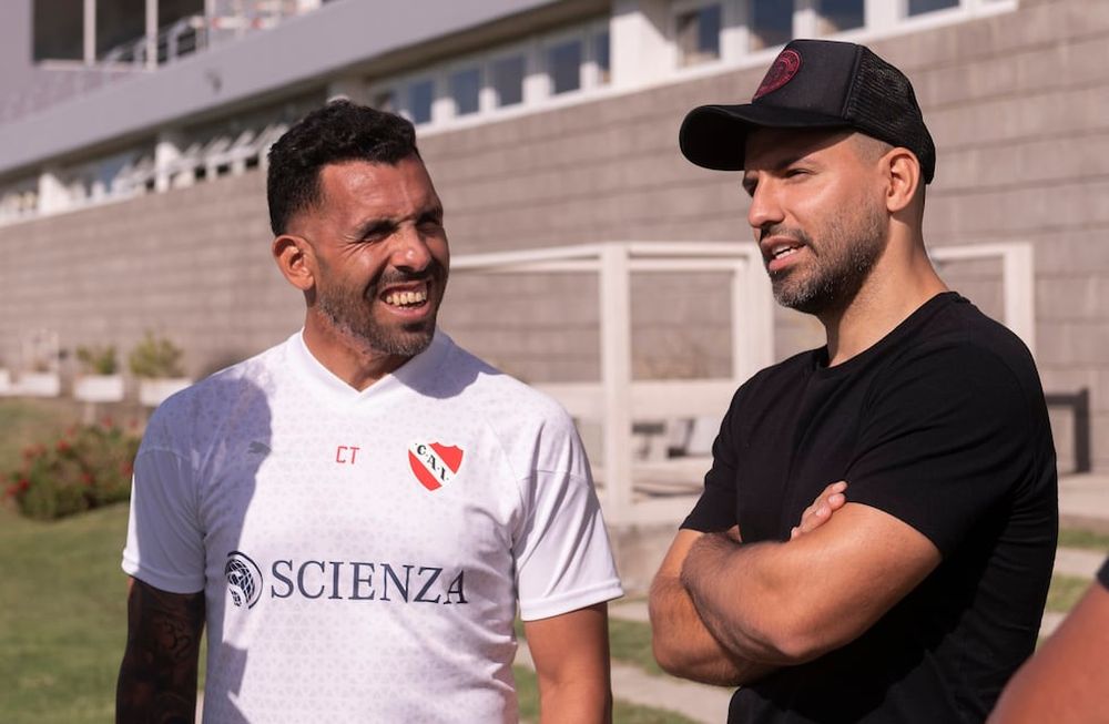 El Kun Agüero y Carlos Tevez. El ex Rojo, llevó a su hijo a probarse y jugará en la octava división del Rey de Copas. / Gentileza.