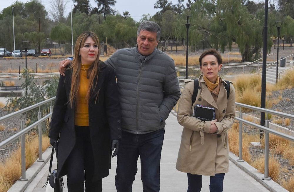 El intendente de Las Heras, Daniel Orozco y Janina Ortíz, Secretaria de Gobierno, junto a su abogada Elena Quintero llegan al Ministerio Público Fiscal. Foto: Marcelo Rolland / Los Andes