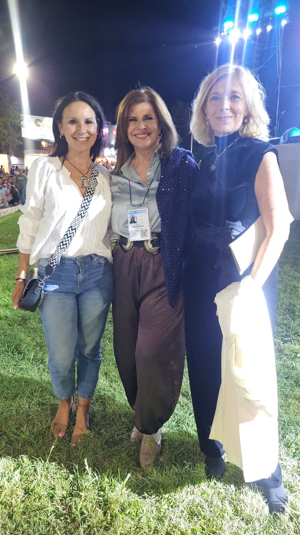 Laura Carbonari, conductora de Vendimia Infinita, junto a las anteriores Reinas Nacionales que ha dado San Rafael, María Cecilia Fornara y Marcela Perdiguez