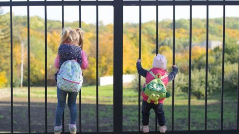 Cada vez que los alumnos llegan tarde, los padres les hacen saltar la rea del colegio para que no pierdan clases. / Imagen ilustrativa