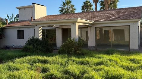 Una de las fotos que se exhibieron en la subasta online de la mansión de Luis Lobos (captura Manucha Subastas).