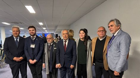 Alfredo Cornejo junto al embajador argentino en Chile Jorge Faurie, entre otros. Foto: Gobierno de Mendoza.