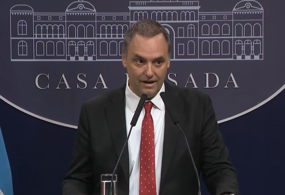 Manuel Adorni deberá responder cerca de 5000 preguntas sobre su patrimonio y viajes.