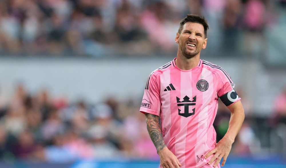 Las complicaciones f&iacute;sicas de varios futbolistas mantienen en alerta al cuerpo t&eacute;cnico argentino, especialmente tras la lesi&oacute;n que sufri&oacute; el capit&aacute;n de la Selecci&oacute;n durante el &uacute;ltimo partido del Inter.