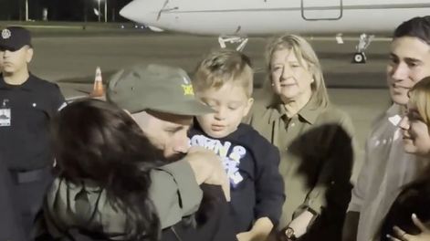 El emotivo reencuentro de Nahuel Gallo con su esposa e hijo tras 448 días de cautiverio