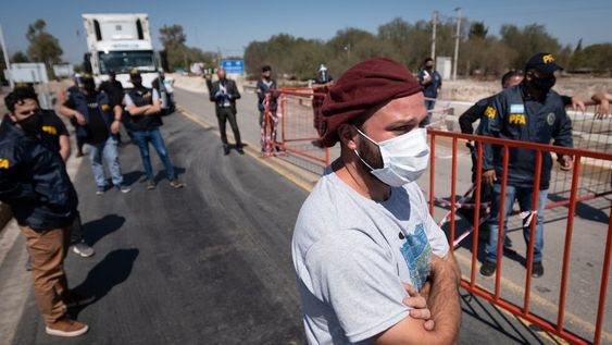 Mendoza 29 de septiembre  de 2020 SociedadDesaguadero, La PazProtesta. Negocian que productores de Mendoza para encontrar una soluciónSolo en desaguadero unos 100 productores agropecuarios que piden la libre circulacion por las rutas nacionales al ser considerados trabajadores esenciales. El conflicto se replica en todos los límites de la provincia.Foto: Ignacio Blanco / Los Andes