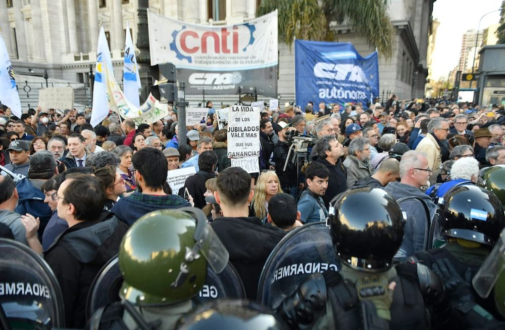 Prefectura arrincona a los jubilados en el Congreso en la marcha que expresan su rechazo al veto presidencial al aumento jubilatorio aprobado en el Congreso junto a Organizaciones sociales y Piqueteros. Foto: Juan Vargas / NA